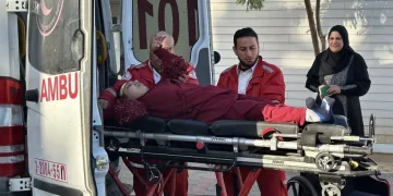 Para pasien Palestina yang dipulangkan dari Rumah Sakit Eropa Gaza untuk perawatan di luar negeri, dipindahkan ke ambulans dan bus di bawah koordinasi Organisasi Kesehatan Dunia (WHO) di Kota Gaza, Gaza pada 27 Maret 2025. [Hani Alshaer – Anadolu Agency]