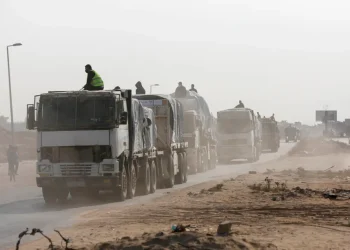 Truk-truk pengangkut bantuan kemanusiaan melewati Perlintasan Perbatasan Kissufim dan menuju Gaza berdasarkan perjanjian gencatan senjata antara Israel dan Hamas, dan tiba di Jalur Gaza di Deir al-Balah, Gaza pada 12 November 2025. [Mohammed Nassar – Anadolu Agency]