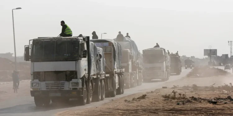 Truk-truk pengangkut bantuan kemanusiaan melewati Perlintasan Perbatasan Kissufim dan menuju Gaza berdasarkan perjanjian gencatan senjata antara Israel dan Hamas, dan tiba di Jalur Gaza di Deir al-Balah, Gaza pada 12 November 2025. [Mohammed Nassar – Anadolu Agency]