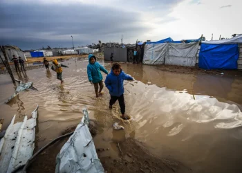 Warga Palestina berjuang menghadapi banjir setelah hujan lebat melanda Kamp Abu Marhil di lingkungan Az-Zaytun di Kota Gaza, Gaza pada 10 Desember 2025. [Hamza ZH Qraiqea – Anadolu Agency]