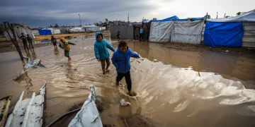 Warga Palestina berjuang menghadapi banjir setelah hujan lebat melanda Kamp Abu Marhil di lingkungan Az-Zaytun di Kota Gaza, Gaza pada 10 Desember 2025. [Hamza ZH Qraiqea – Anadolu Agency]