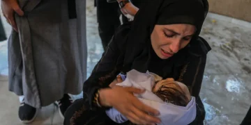 Masyarakat berduka atas meninggalnya bayi Rahaf Abu Jazar akibat cuaca dingin di Khan Yunis, Gaza, pada 11 Desember 2025. [Abed Rahim Khatib – Anadolu Agency]