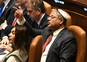 Menteri Keamanan Nasional Israel, Itamar Ben-Gvir, memberi isyarat selama sesi Parlemen di Yerusalem pada 28 Oktober 2024 [DEBBIE HILL/POOL/AFP via Getty Images]