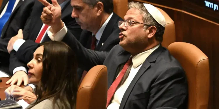 Menteri Keamanan Nasional Israel, Itamar Ben-Gvir, memberi isyarat selama sesi Parlemen di Yerusalem pada 28 Oktober 2024 [DEBBIE HILL/POOL/AFP via Getty Images]