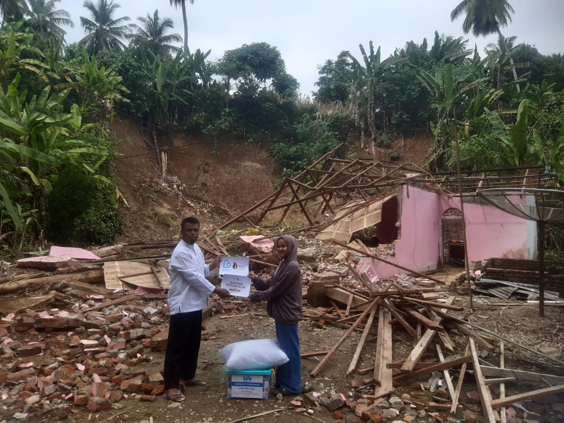 Penyaluran bantuan di Sumatera Barat.