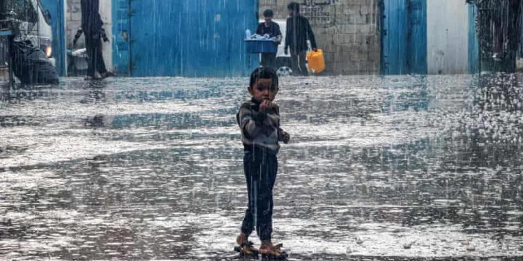 Hujan Lebat Membanjiri Tenda Pengungsi dan Rumah Sakit di Gaza, Memperparah Krisis Kemanusiaan di Tengah Gencatan Senjata yang Rapuh