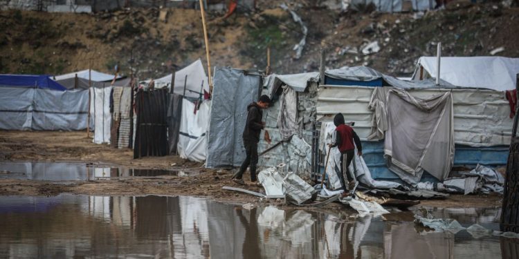 Lebih dari 100 Bangunan Runtuh dan 90 Persen Tenda Terendam Banjir akibat Badai di Gaza