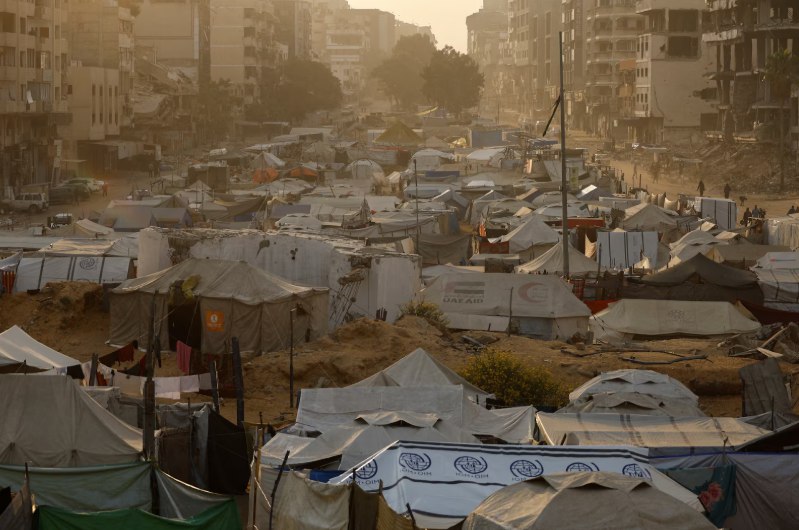 Tenda-tenda pengungsi Palestina di antara kehancuran Kota Gaza (Reuters)