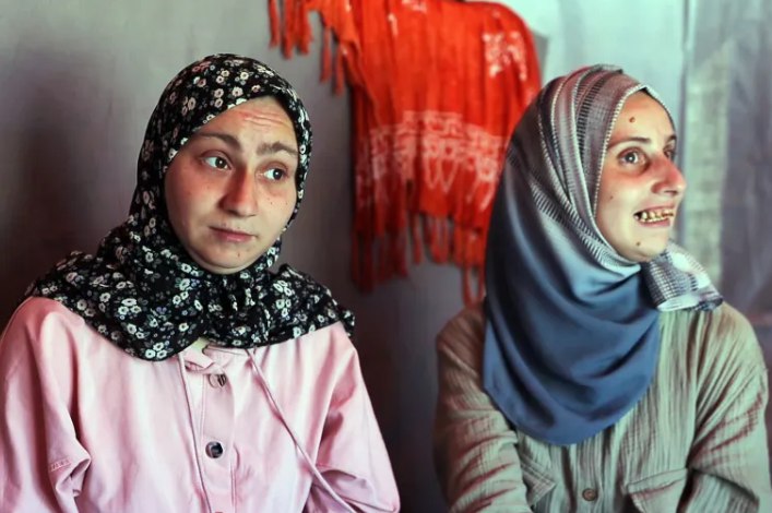 Aseel (kiri) dan Afaf (kanan), dua saudari penyandang disabilitas di Gaza (Al Jazeera)