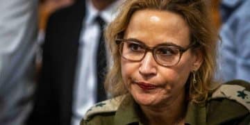 Skandal politik terus mengguncang Israel setelah mantan kepala hukum militer, Mayor Jenderal Yifat Tomer-Yerushalmi, mengundurkan diri dari jabatannya (1/11). Tomer-Yerushalmi ditahan setelah ia menyetujui pembocoran video yang menunjukkan tentara Israel melecahkan salah seorang tawanan Palestina pada tahun lalu di sebuah penjara militer. (Oren Ben Hakoon/ AP/ NBC)