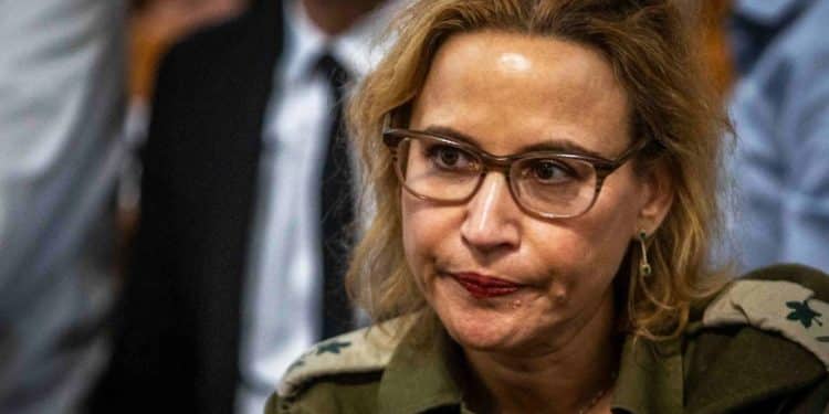 Skandal politik terus mengguncang Israel setelah mantan kepala hukum militer, Mayor Jenderal Yifat Tomer-Yerushalmi, mengundurkan diri dari jabatannya (1/11). Tomer-Yerushalmi ditahan setelah ia menyetujui pembocoran video yang menunjukkan tentara Israel melecahkan salah seorang tawanan Palestina pada tahun lalu di sebuah penjara militer. (Oren Ben Hakoon/ AP/ NBC)