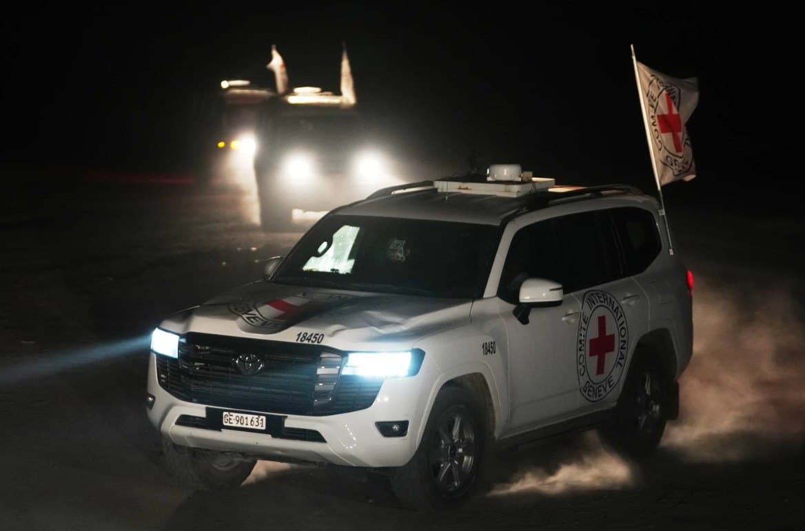 Kendaraan Palang Merah yang membawa jenazah tiga tahanan Israel di Gaza bergerak menuju perlintasan perbatasan Gaza dengan Israel, untuk diserahkan kepada otoritas Israel, di Deir al-Balah (2/11). Israel mengumumkan bahwa jenazah tersebut akan diperiksa oleh para ahli forensik. Hamas sebelumnya mengatakan bahwa jenazah tersebut ditemukan pada hari Ahad di sebuah terowongan di Gaza selatan. (Jehad Alshrafi)/ AP/ The Guardian/ Ashraq al-Awsat)