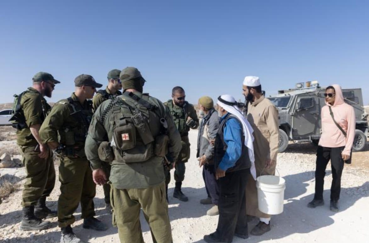 Pasukan pendudukan Israel melarang warga Palestina mengakses seluruh lahan mereka selama panen zaitun di Tuwani, Masafer Yatta, Tepi Barat (3/11). Puluhan tentara tiba di lokasi dan hanya mengizinkan warga untuk menggarap sebagian kecil lahan, sehingga mereka tidak dapat menggarap lahan yang lebih luas. Mereka juga melarang para petani membawa ponsel atau kamera mereka ke ladang. (Basel Adra/ActiveStill)