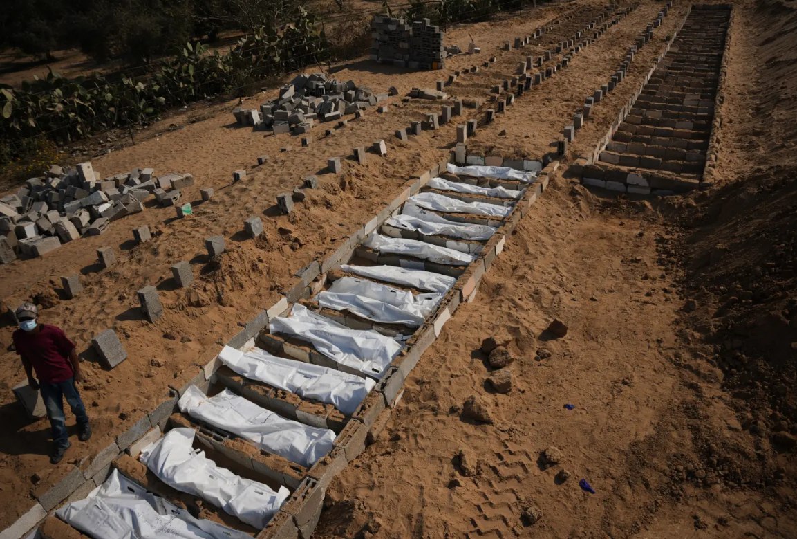 Pasukan Israel menyelenggarakan tur bagi para jurnalis yang diizinkan untuk memasuki Gaza di dalam perbatasan “garis kuning” (5/11). Di antara “pemandangan” yang terekam adalah bangunan-bangunan yang dihancurkan di lingkungan Shujaiya di Kota Gaza, memperlihatkan skala serangan Israel selama agresi. (Nir Elias/ Reuters/ AP News)