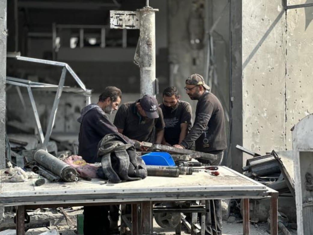 Tariq Aweida mulai membangun kembali toko roti ayahnya di Khan Yunis yang hancur akibat serangan udara Israel (6/11). Haifa Bakery, yang didirikan pada tahun 2018, menyediakan roti untuk ratusan keluarga setiap hari, bekerja sama dengan WFP, terutama selama masa krisis dan blokade. “Ayah saya menghabiskan hidupnya di toko roti ini melayani orang-orang. Saya tidak ingin mimpinya mati... Saya ingin aroma roti dan kehidupan kembali ke daerah ini yang telah dirusak oleh kehancuran.”(Doaa Albaz/ ActiveStill)