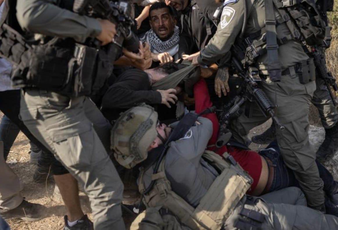 Pasukan Israel menyerang petani dan aktivis Palestina yang melakukan protes terhadap pos terdepan ilegal yang baru didirikan oleh para pemukim di tanah Beit Lyd dan Kufer Qaddoum, sebelah timur Kota Qalqilya, Tepi Barat (7/11). Pasukan Israel menyerang dengan menggunakan gas air mata dan peluru tajam terhadap 150 pemilik tanah dan 30 aktivis solidaritas. (Oren Ziv/ ActiveStill/ IMEMC/ Yeni Safak)