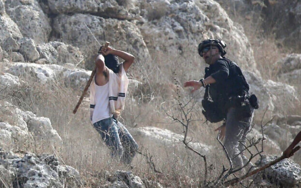 Seorang pemukim Israel menyerang seorang jurnalis saat musim panen zaitun di Desa Beita, selatan Nablus, Tepi Barat (8/11). Enam pekerja media Palestina mengalami luka parah akibat serangan tersebut. (Nasser Ishtayeh/ Flash90/ Times of Israel/ IFJ)