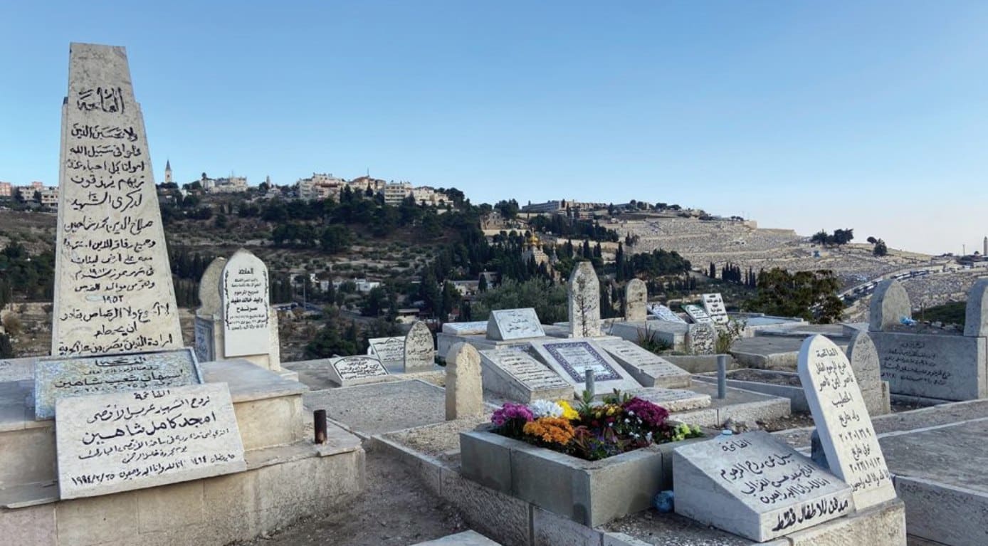 Pemerintah Provinsi Al-Quds (Yerusalem) mengeluarkan pernyataan singkat yang menyatakan bahwa para pemukim kolonial telah merusak beberapa makam di pemakaman Bab al-Rahma, yang berbatasan dengan dinding timur kompleks Masjid Al-Aqsa (10/11). Pemakaman Bab al-Rahma berulang kali diserang dan menjadi target penggalian oleh otoritas Israel untuk membangun pangkalan bagi proyek kereta gantung Yahudi yang mengelilingi Kota Tua Al-Quds. (WAFA/ Arab News/ UNA OIC)