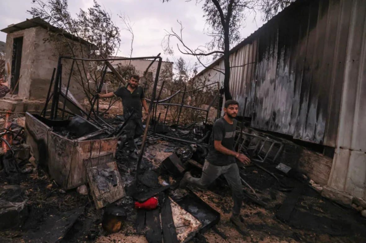 Warga Palestina memeriksa bagian-bagian rumah yang terbakar setelah serangan pemukim Israel di desa Beit Lid, sebelah timur Tulkarem, Tepi Barat yang diduduki (11/11). Sehari sebelumnya, puluhan pemukim Israel melancarkan serangan pembakaran di lahan pertanian di Tepi Barat yang diduduki, menandai serangan terbaru dalam gelombang kekerasan pemukim. (Jaafar Ashtiyeh/ AFP/ CNN)