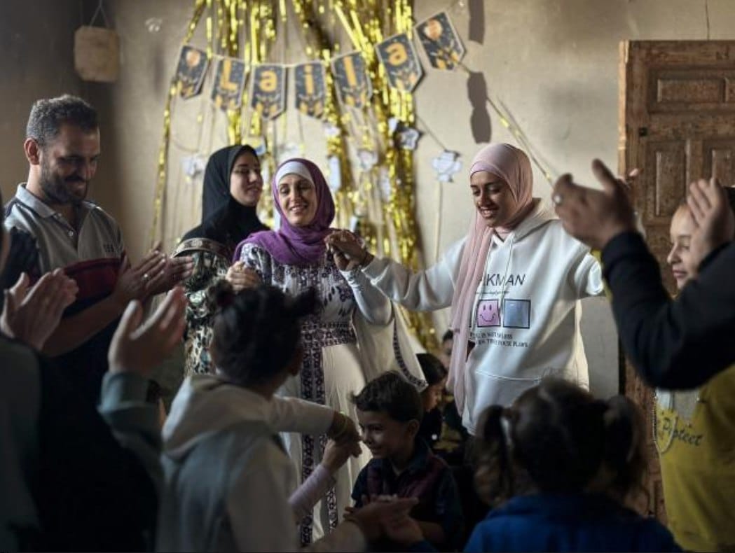 Siswi SMA Laila Al-Qudra merayakan keberhasilannya meraih nilai 96% dalam ujian sains di Khan Yunis, Jalur Gaza (13/11). Sejak dimulainya genosida Israel di Gaza, Laila telah mengungsi tiga kali, tinggal di tenda dan belajar di bawah cahaya redup, melawan kekurangan pangan yang membuat semua orang kelelahan. Bercita-cita menjadi dokter, ia selalu berkata pada dirinya sendiri: "Mimpi itu tak akan sirna, meskipun kami terusir." (Doaa Albaz/ ActiveStill)