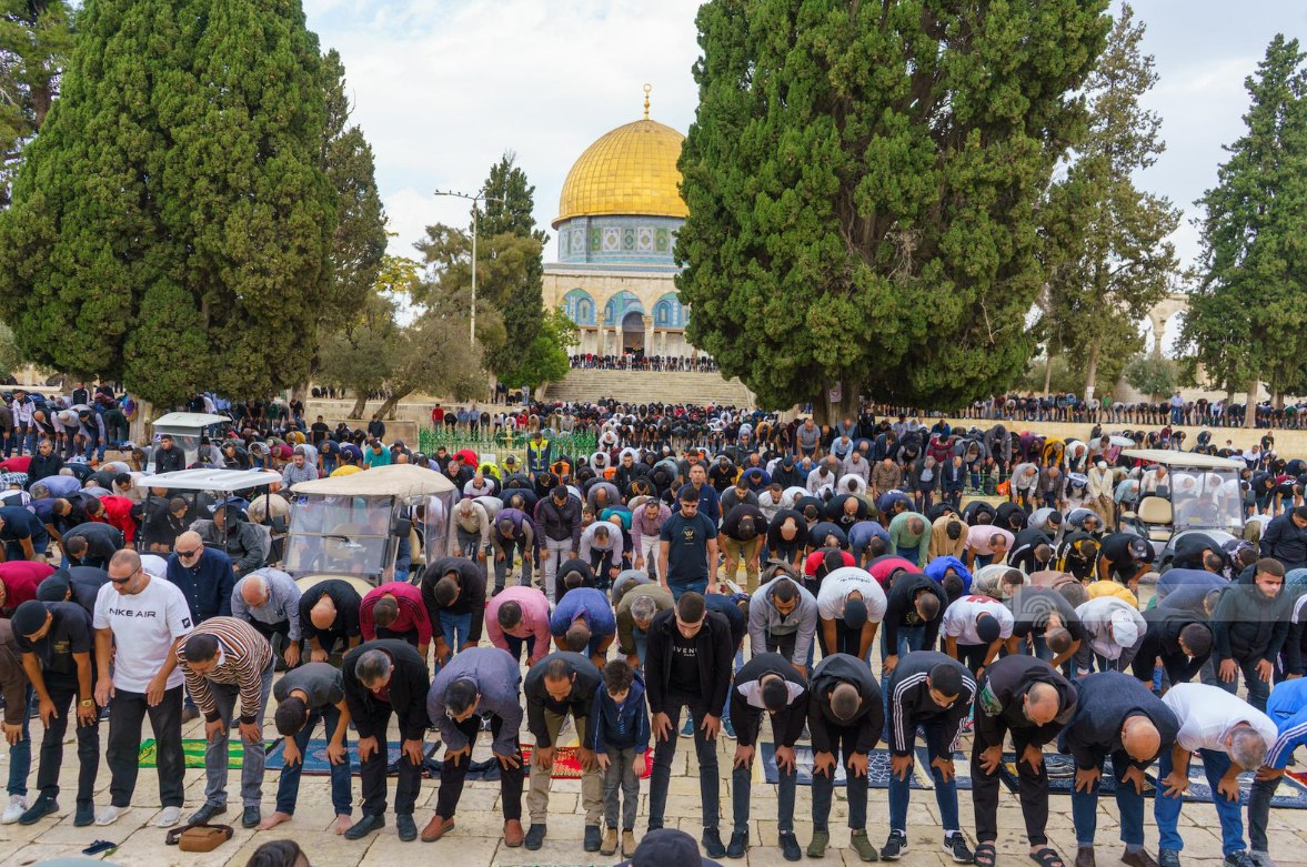 Ribuan warga Palestina menunaikan salat Jumat di Masjid Al-Aqsa meskipun ada pembatasan ketat yang diberlakukan Israel (14/11). Sumber-sumber lokal melaporkan bahwa pasukan Israel dikerahkan secara luas di halaman Masjid Al-Aqsa, di Gerbang Damaskus dan Gerbang al-Sahira, serta di sepanjang jalan menuju Pasar Jumat. (WAFA)