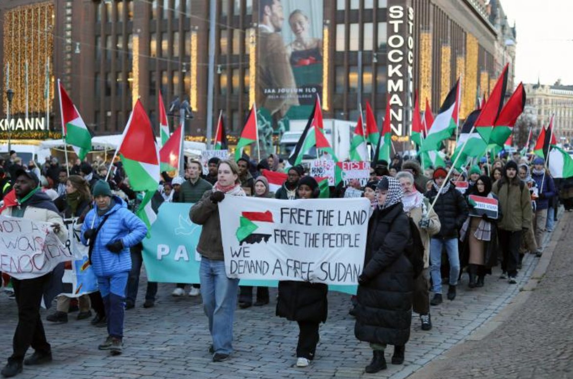 Para pengunjuk rasa turun ke jalan menuntut perdamaian di Palestina dan Sudan serta diakhirinya genosida, Helsinki, Finlandia (15/11). Meskipun "Gencatan senjata" kini telah disepakati, tetapi pelanggaran terus terjadi. Gaza dan Sudan telah mengalami pelanggaran hak asasi manusia yang meluas dan parah, serta serangan langsung terhadap warga sipil dalam skala besar. (Haidi Motola/ ActiveStill/ Sumud.fi.)
