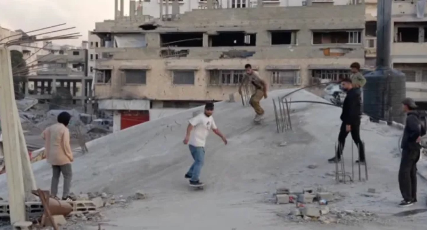 Sekelompok anak muda Palestina telah mengubah bangunan yang hancur menjadi arena bermain skate board (16/11). Mereka berupaya menghadirkan dukungan kesehatan mental bagi anak-anak dan remaja yang terjebak dalam trauma dan kesedihan akibat Genosida Israel. (Screen Grab Al Jazeera)