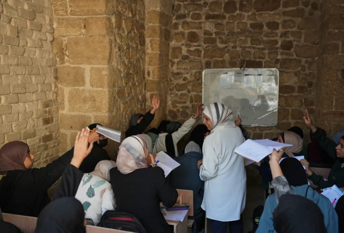 Siswa SMA memulai aktivitas belajar mereka di Sekolah Kamilia (17/11). UNICEF memperkirakan lebih dari 630.000 anak Palestina tidak bersekolah selama agresi Israel di Gaza dan sejauh ini baru sekitar 100.000 anak yang dapat kembali bersekolah. Namun, selama pertempuran paling sengit sekalipun, terdapat insiatif di kamp-kamp pengungsian dan komunitas-komunitas untuk mencegah anak-anak tertinggal dalam hal pendididkan. (Jehad Alshrafi/ Foto AP)