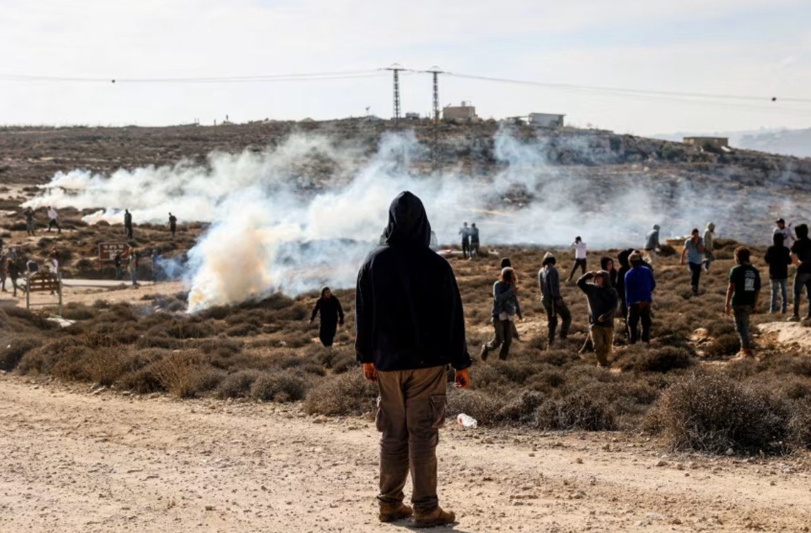 Para pengunjuk rasa bentrok dengan pasukan keamanan Israel saat Tzur Misgavi, sebuah pos permukiman ilegal Israel, dibongkar oleh pasukan keamanan di Tepi Barat yang diduduki Israel (17/11). Sebagai protes, puluhan pemukim Israel membakar kendaraan dan rumah warga Palestina di Jab’a. (Naama Stern/Reuters/CNN)