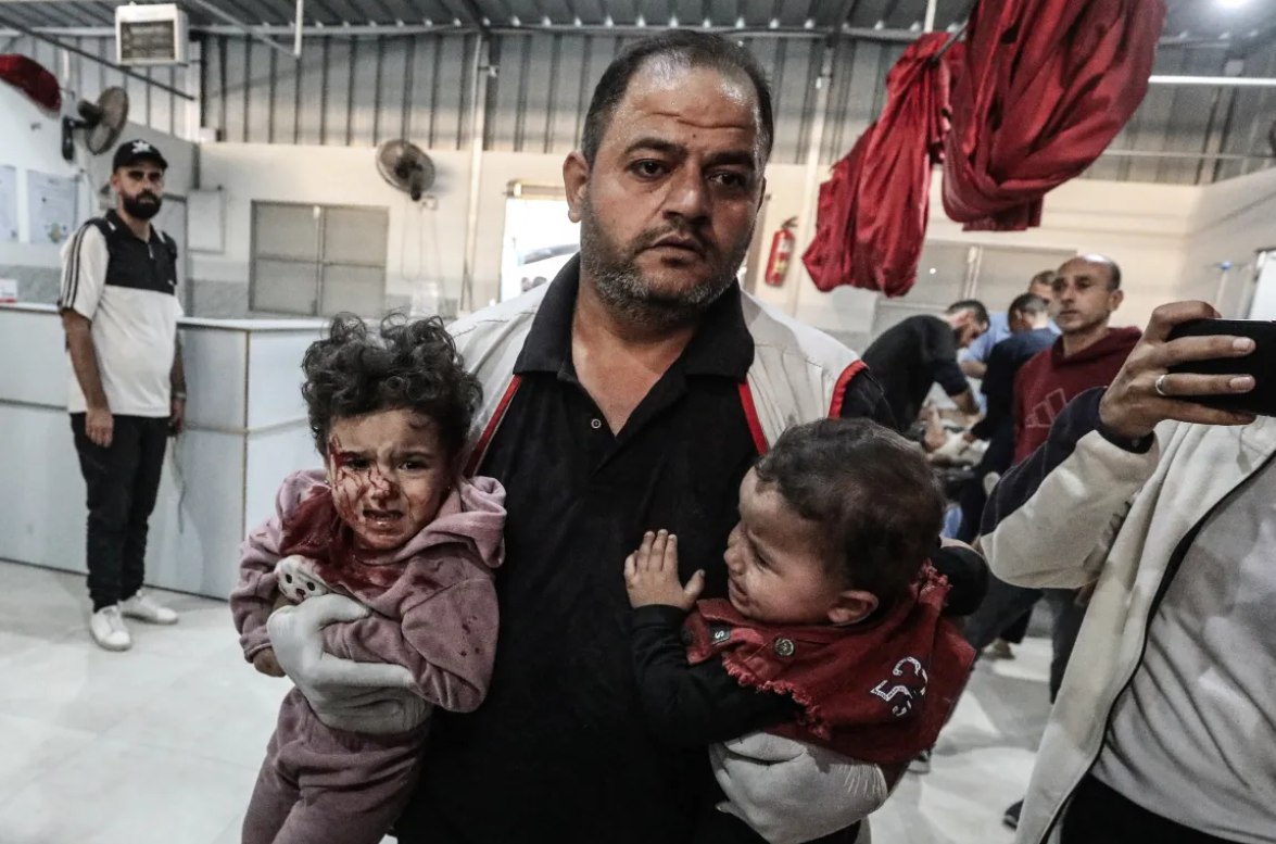 Serangan udara yang menargetkan sebuah rumah di dekat Rumah Sakit al-Awda di Gaza tengah membunuh sedikitnya tiga orang dan melukai 11 orang (22/11). Militer Israel telah melancarkan serangan udara di Gaza dalam uji coba terbaru gencatan senjata yang dimulai pada 10 Oktober. Pejabat kesehatan di Gaza melaporkan sedikitnya 24 orang terbunuh dan 54 orang terluka, termasuk anak-anak. (Moiz Salhi/ Anadolu/ Al Jazeera)