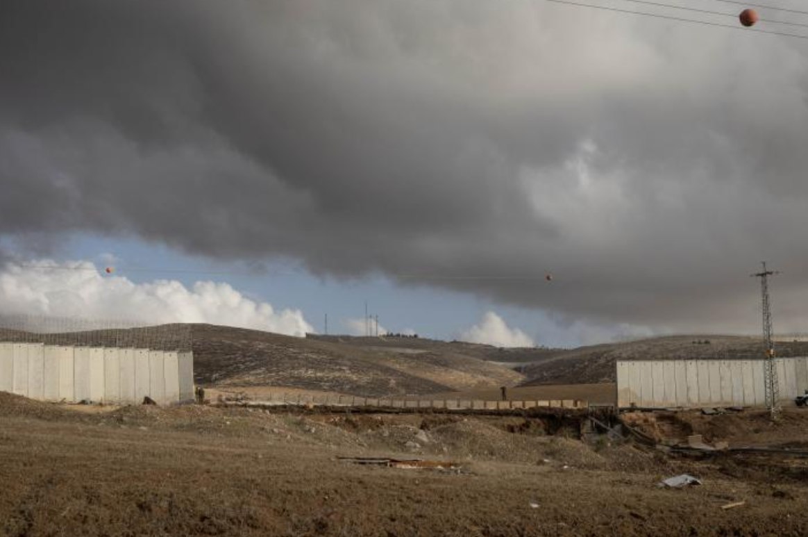 Hujan deras di Palestina menyebabkan runtuhnya sebagian Tembok Apartheid, di dekat Desa Iqtait di barat daya Tepi Barat (25/11). Surat kabar Israel, Yedioth Ahronoth, menggambarkan insiden itu sebagai "insiden keamanan paling serius" di wilayah tersebut karena terjadi di "wilayah perbatasan yang sangat sensitif". (Oren Ziv/ Active Still/ MEMO/ TRT)