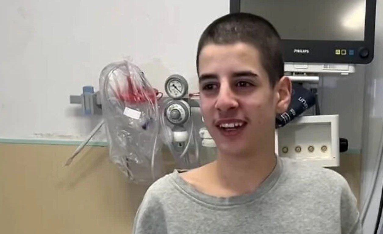 Otoritas Israel telah membebaskan remaja Palestina-Amerika, Mohammed Ibrahim (16 tahun), setelah lebih dari sembilan bulan ditawan (27/11). Pembebasan ini terjadi setelah kampanye tekanan selama berbulan-bulan dari anggota parlemen AS dan kelompok-kelompok hak sipil. Ibrahim kehilangan berat badan sekitar 11 kilogram dan terkena infeksi penyakit kulit. (AP/ BBC/ Al Jazeera/ The Guardian/ Times of Israel)