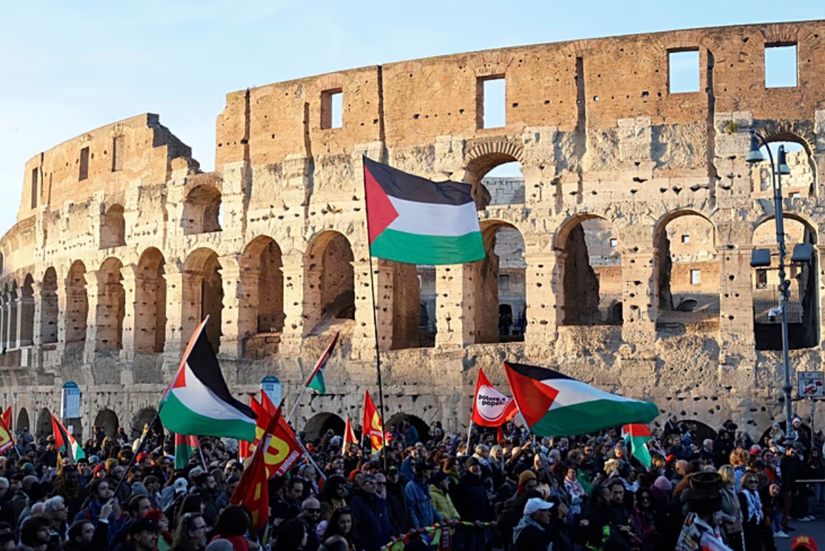 Para aktivis menghadiri Hari Solidaritas Internasional untuk Rakyat Palestina di Roma (29/11), termasuk aktivis  iklim Greta Thunberg dan Pelapor Khusus PBB Francesca Albanese. Demonstrasi serupa juga terjadi di beberapa kota di Eropa dan negara lainnya, termasuk Indonesia. (Cecilia Fabiano/ LaPresse via AP/ Al Jazeera/ Anadolu/ Euronews)