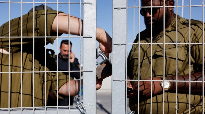 Sipir penjara mengunci gerbang penjara Sde Teiman (MEE)