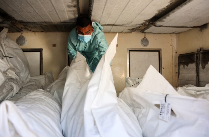 Petugas medis memeriksa jasad tawanan Palestina yang dikembalikan oleh Israel (The Palestine Chronicle)