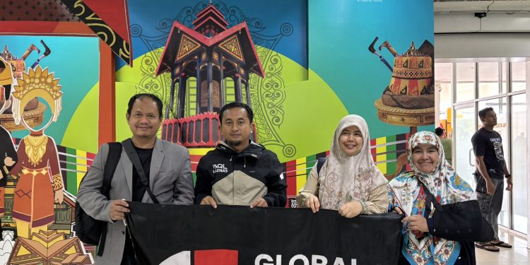 Tim Global Peace Convoy Indonesia yang siap meninjau situasi pascabencana di Aceh menyalurkan kemanusiaan.