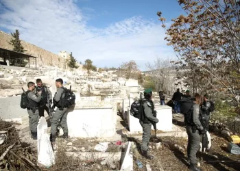 Pasukan Israel terlihat di pemakaman Bab al-Rahmeh di Yerusalem Timur pada 10 Desember 2017 [Mostafa Alkharouf/Anadolu Agency] Pasukan Israel terlihat di pemakaman Bab al-Rahmeh di Yerusalem Timur pada 10 Desember 2017 [Mostafa Alkharouf/Anadolu Agency]