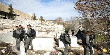 Pasukan Israel terlihat di pemakaman Bab al-Rahmeh di Yerusalem Timur pada 10 Desember 2017 [Mostafa Alkharouf/Anadolu Agency] Pasukan Israel terlihat di pemakaman Bab al-Rahmeh di Yerusalem Timur pada 10 Desember 2017 [Mostafa Alkharouf/Anadolu Agency]