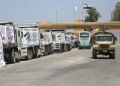 ruk-truk bantuan yang bermuatan pasokan kemanusiaan masih terhenti di Pos Perbatasan Rafah di sisi Mesir karena serangan Israel dan penutupan perbatasan, pengiriman bantuan terbatas dan tertunda di Rafah, Mesir pada 6 Agustus 2025. [Mohamed Elshahed – Anadolu Agency]