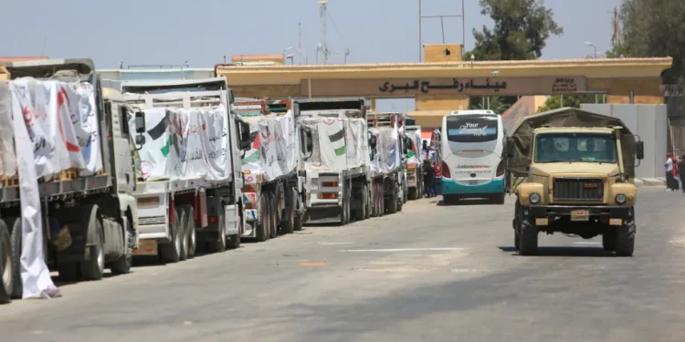 ruk-truk bantuan yang bermuatan pasokan kemanusiaan masih terhenti di Pos Perbatasan Rafah di sisi Mesir karena serangan Israel dan penutupan perbatasan, pengiriman bantuan terbatas dan tertunda di Rafah, Mesir pada 6 Agustus 2025. [Mohamed Elshahed – Anadolu Agency]