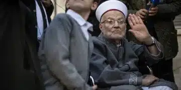 Imam Masjid Al-Aqsa dan Presiden Dewan Islam Tinggi Yerusalem, Ekrima Sa'id Sabri tiba di Pengadilan Magistrat Yerusalem untuk menghadiri sidang pengadilannya atas tuduhan “menghasut terorisme” dan “provokasi” di Yerusalem pada 18 November 2025. [Mostafa Alkharouf - Anadolu Agency] Imam Masjid Al-Aqsa dan Presiden Dewan Islam Tinggi Yerusalem, Ekrima Sa'id Sabri tiba di Pengadilan Magistrat Yerusalem untuk menghadiri sidang pengadilannya atas tuduhan “menghasut terorisme” dan “provokasi” di Yerusalem pada 18 November 2025. [Mostafa Alkharouf – Anadolu Agency]