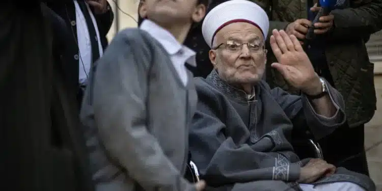 Imam Masjid Al-Aqsa dan Presiden Dewan Islam Tinggi Yerusalem, Ekrima Sa'id Sabri tiba di Pengadilan Magistrat Yerusalem untuk menghadiri sidang pengadilannya atas tuduhan “menghasut terorisme” dan “provokasi” di Yerusalem pada 18 November 2025. [Mostafa Alkharouf - Anadolu Agency] Imam Masjid Al-Aqsa dan Presiden Dewan Islam Tinggi Yerusalem, Ekrima Sa'id Sabri tiba di Pengadilan Magistrat Yerusalem untuk menghadiri sidang pengadilannya atas tuduhan “menghasut terorisme” dan “provokasi” di Yerusalem pada 18 November 2025. [Mostafa Alkharouf – Anadolu Agency]