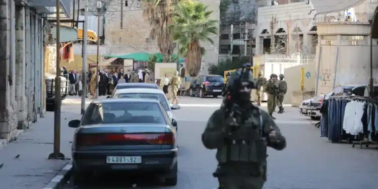 Tentara Israel memblokir jalan dan membatasi pergerakan warga Palestina ketika para pemukim ilegal Israel, di bawah perlindungan pasukan Israel, melakukan serangan di Kota Tua Hebron di Tepi Barat bagian selatan pada 20 Desember 2025. [Amer Shallodi – Anadolu Agency]