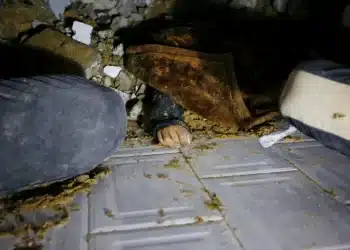 Tim pertahanan sipil mencari jenazah setelah sebuah bangunan yang rusak akibat serangan Israel runtuh di Kamp Pengungsi Maghazi di Jalur Gaza pada 5 Januari 2026. [Stringer – Anadolu Agency]