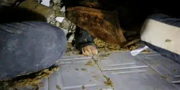 Tim pertahanan sipil mencari jenazah setelah sebuah bangunan yang rusak akibat serangan Israel runtuh di Kamp Pengungsi Maghazi di Jalur Gaza pada 5 Januari 2026. [Stringer – Anadolu Agency]