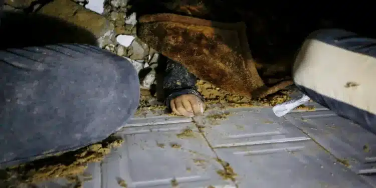 Tim pertahanan sipil mencari jenazah setelah sebuah bangunan yang rusak akibat serangan Israel runtuh di Kamp Pengungsi Maghazi di Jalur Gaza pada 5 Januari 2026. [Stringer – Anadolu Agency]