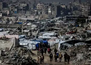 Warga Palestina yang mengungsi berjuang untuk melanjutkan kehidupan sehari-hari di tengah reruntuhan akibat serangan Israel di Jabalia, Gaza pada 6 Januari 2026. [Saeed MMT Jaras – Anadolu Agency]