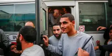 Sepuluh tahanan Palestina yang dibebaskan oleh pasukan Israel dipindahkan ke Rumah Sakit Martir Al Aqsa melalui Komite Internasional Palang Merah, di Deir al Balah, Gaza pada 7 Januari 2026. [Stringer – Anadolu Agency]