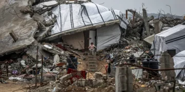 Warga Palestina yang mengungsi berjuang untuk menjalani kehidupan sehari-hari di tengah reruntuhan saat serangan Israel terus berlanjut, sementara warga Palestina kekurangan kebutuhan pokok, di tenda-tenda darurat yang didirikan di dekat rumah mereka yang hancur selama cuaca dingin pada 18 Januari 2026, di Jabalia, Jalur Gaza. [Saeed MMT Jaras – Anadolu Agency]