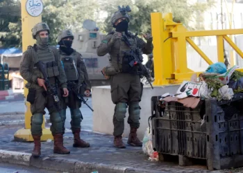 Pasukan Israel melakukan serangan besar-besaran di lingkungan Cebel Cevher di Hebron, Tepi Barat pada 19 Januari 2026. [Mamoun Wazwaz – Anadolu Agency]